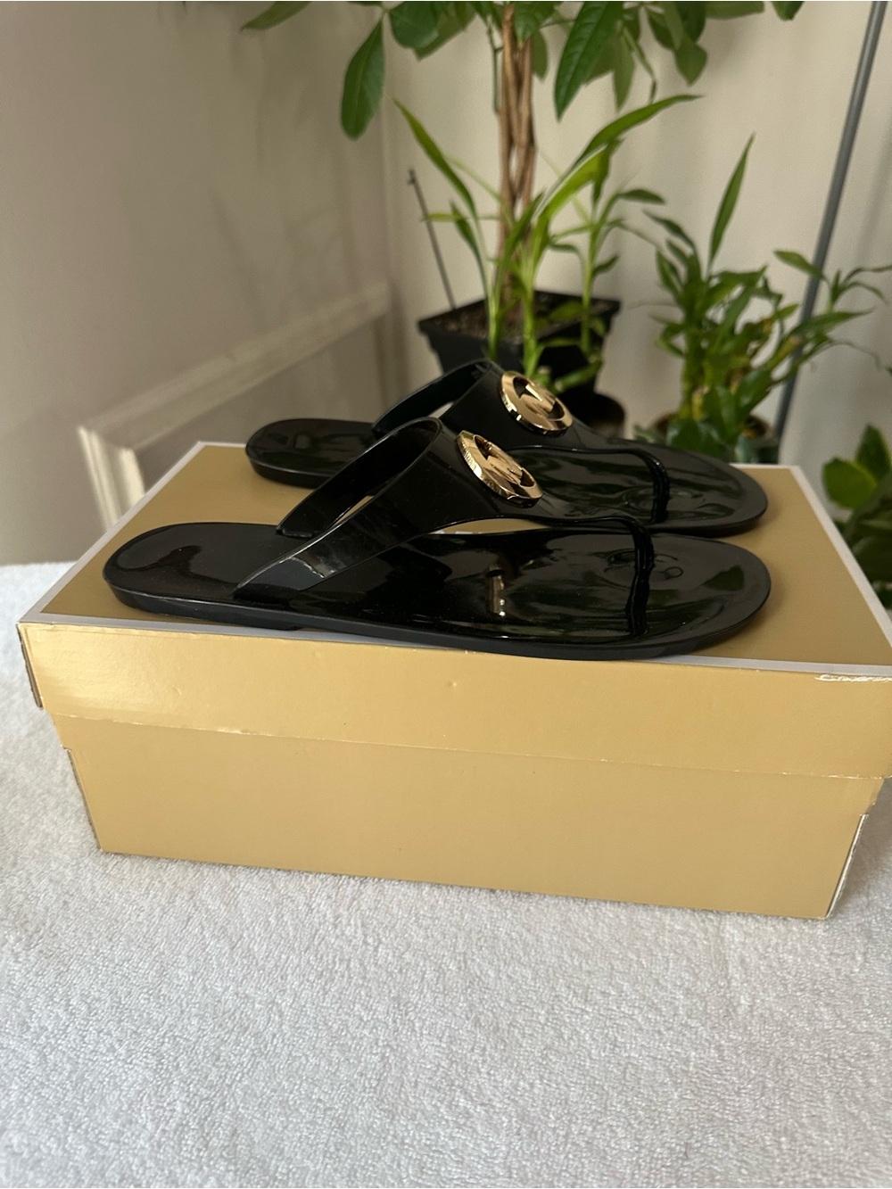 Michael Kors Lillie Glossy Black Jelly Thong Sandals Size 8 - Picture 2 of 4